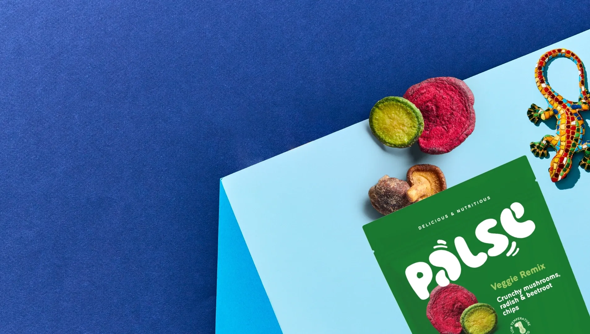 Palse snack σε γαλαζιό τραπέζι με χορτοφαγικά palse snack