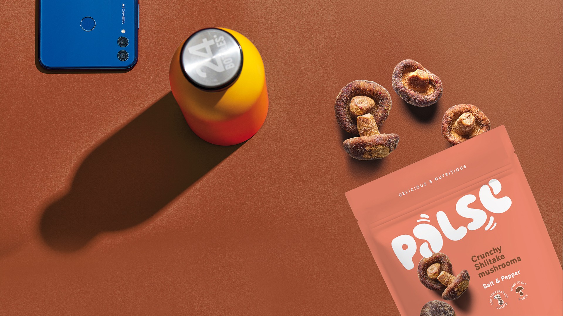 Palse snack σε τραπέζι + smartphone + μανιτάρια + παγούρι